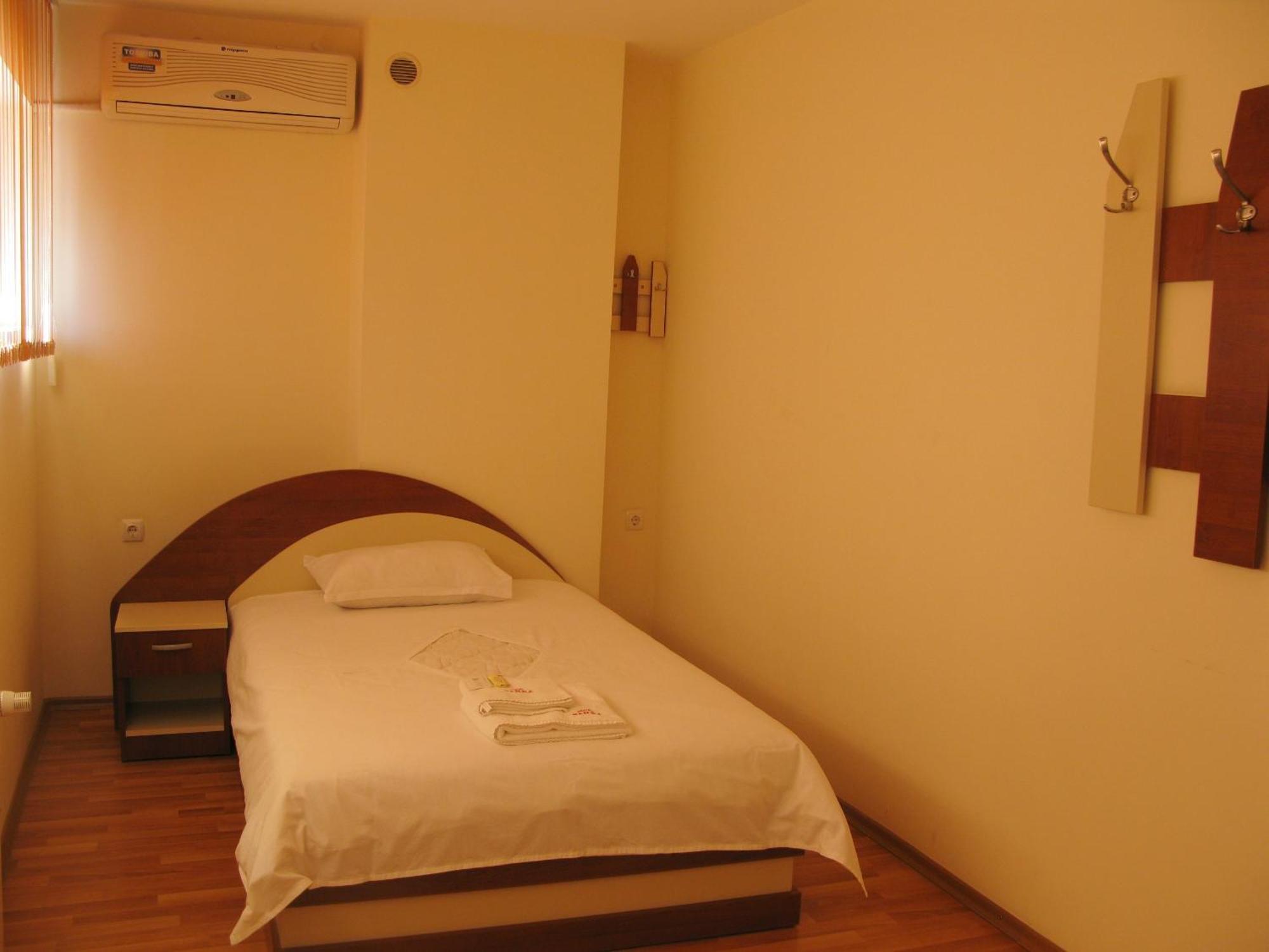 Hotel Nakra Radnevo Екстер'єр фото